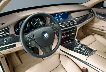 الفئة السابعة من BMW تجمع ما بين الراحة والفخامة الأداء 